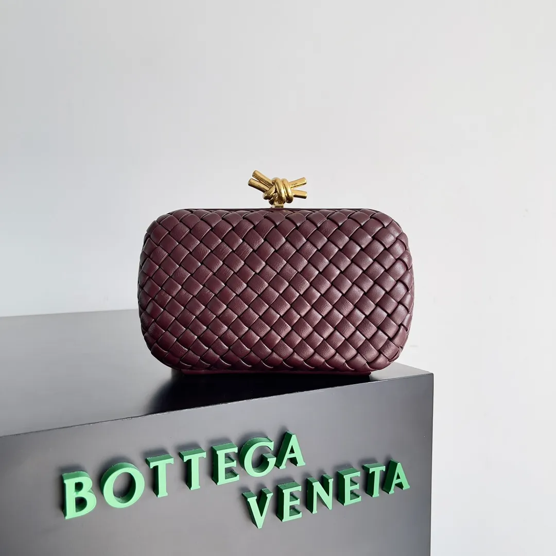 Batch 1860 BV Knot | The classic return of the evening bag. Original leather ➕ Stainless steel hardware ➕ 24k real gold plating ➕ Fully handmade. Those who know the history of our brand should have heard that the knot is a story of Bottega Veneta, and it is also one of the more important design elements. Matthieu Blazy's work this season sublimates Knot's classics, with a new knot design and a woven shoulder strap, plus Fouland Intreccio's weaving technology, adding some fashion to the retro and nostalgic feel of the past. Style number: 717622 Size: 20.5*6*12.5